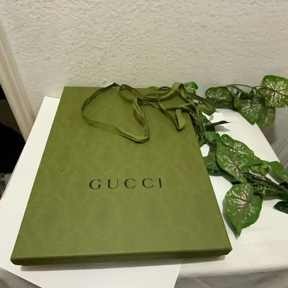 Limited Edition Green Textured Foliage/Paisley Design Gift Box!
